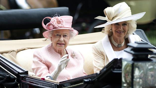 Britská panovnice Alžběta II. (vlevo) a manželka jejího syna a následníka trůnu prince Charlese Camilla (vpravo)