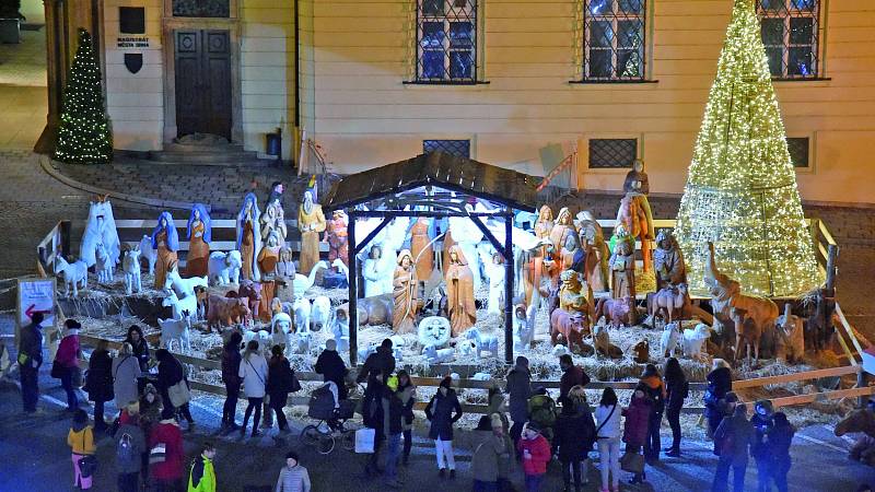 Brno (Jihomoravský kraj) – Největším dřevěným betlémem na jižní Moravě, který tvoří stovka soch v životní velikosti, se lidé mohli kochat v Brně. Dřevěné dílo vytvořil řezbář Jiří Halouzka.