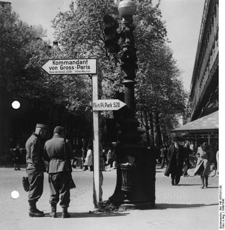 Po okupaci Francie bylo v Paříži instalováno nové značení ulic v němčině
