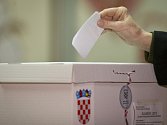 Chorvaté dnes hlasují ve druhém kole prezidentských voleb, ve kterém se rozhodují mezi nynějším prezidentem Ivem Josipovičem (57) a někdejší ministryní zahraničí Kolindou Grabarovou Kitarovičovou (46). 