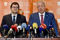 Zleva předseda poslaneckého klubu ČSSD Jan Chvojka a statutární místopředseda strany Milan Chovanec.