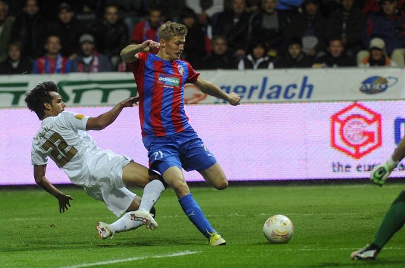 Fotbalisté Plzně vstoupili do základní skupiny Evropské ligy domácím vítězstvím 3:1 nad Académikou Coimbra. Václav Procházka z Plzně (vpravo) a Rodrigo Galo z Coimbry.