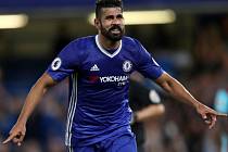 Diego Costa z Chelsea se raduje z gólu.