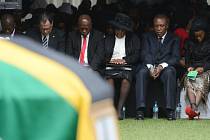 Rodina zavražděného brankáře fotbalistů JAR Senzo Meyiwy při smutečním obřadu na stadionu v Durbanu. 