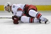 Svíjel se bolestí. Jordan Staal z Caroliny si v přípravě NHL zlomil nohu.