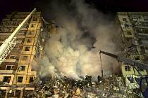 Záchranáři zasahují v troskách obytného domu v Dnipru na východě Ukrajiny po ruském raketovém útoku 14. ledna 2023.