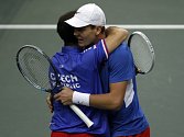 Radek Štěpánek a Tomáš Berdych se radují z vítězství ve čtyřhře nad Španělskem ve finále Davis Cupu. 