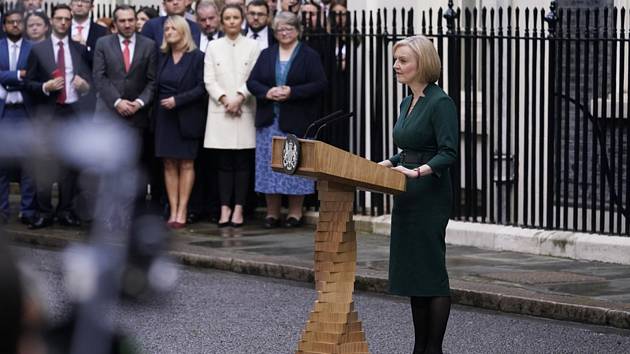 Odcházející šéfka vlády Liz Trussová se projevem před médii loučí s premiérským sídlem v londýnské Downing Street.