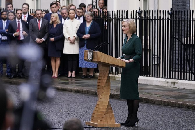 Odcházející šéfka vlády Liz Trussová se projevem před médii loučí s premiérským sídlem v londýnské Downing Street.
