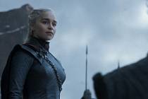 Herečka Emilia Clarkeová v roli Daenerys Targaryen v seriálu HBO Hra o trůny