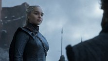 Herečka Emilia Clarkeová v roli Daenerys Targaryen v seriálu HBO Hra o trůny