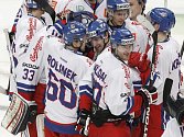 Čeští hokejisté se radují z vítězství nad Ruskem na Channel One Cupu.