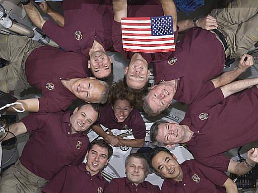 Čtyřčlenná posádka raketoplánu Atlantis se rozloučila s posádkou Mezinárodní vesmírné stanice (ISS) a nastoupila do raketoplánu.