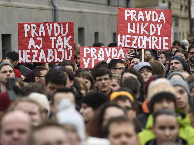 Demonstrace za nezávislé a důkladné vyšetření vraždy slovenského novináře Jána Kuciaka a jeho partnerky Martiny Kušnírové a za vznik nové a důvěryhodné vlády na Slovensku, 9. března 2018 u slovenského velvyslanectví v Praze.
