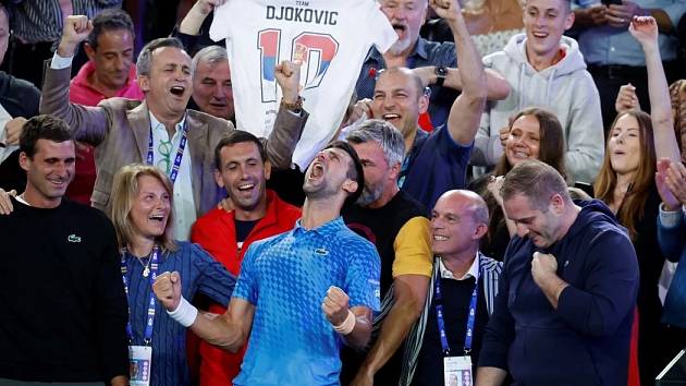 Novak Djokovič slaví vítězství na Australian Open se svým týmem