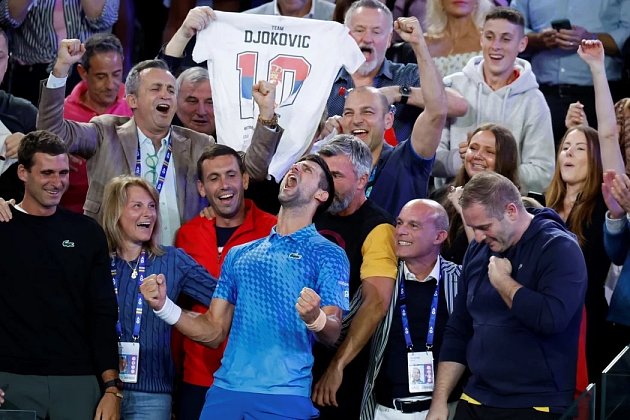 Novak Djokovič slaví vítězství na Australian Open se svým týmem.
