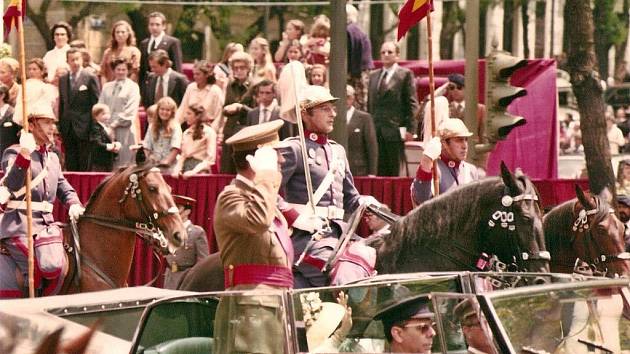 Španělský král Juan Carlos I. v roce 1977, kdy začala situace směřovat k prvnímu pokusu o puč