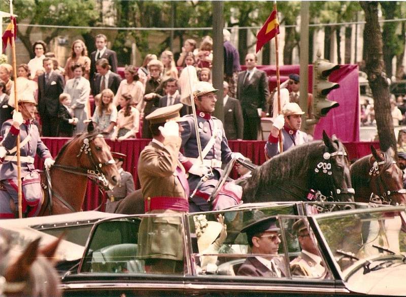 Španělský král Juan Carlos I. v roce 1977, kdy začala situace směřovat k prvnímu pokusu o puč