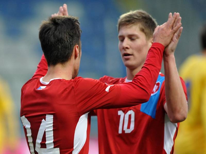 Fotbalisté do jednadvaceti let Václav Kadlec (vlevo) a Jakub Rolinc se radují z gólu proti Ukrajině.