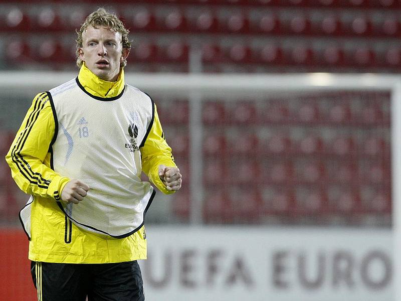 Kanonýr Liverpoolu Dirk Kuyt trénuje před zápasem se Spartou.