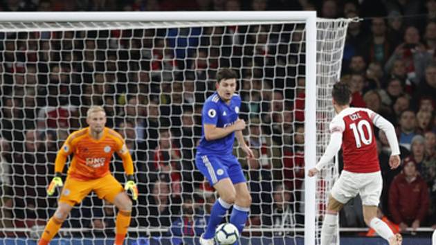 Fotbalista Arsenalu Mesut Özil (druhý zprava) dává gól Leicesteru.