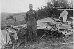 Frank Luke mit einem der deutschen Flugzeuge, die er abgeschossen hat.