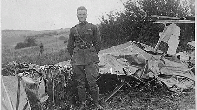 Frank Luke s jedním z německých letadel, které sestřelil.