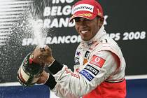 Lewis Hamilton se raduje z vítězství, o které o pár hodin později přijde kvůli penalizaci.