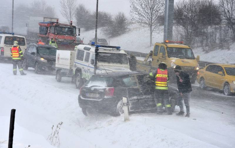 Hromadná nehoda čtyř kamionů a desítek dalších vozů zablokovala 8. února dopoledne v Praze silnici R1 od 17 kilometru až na letiště.