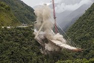 Bourání mostu v Kolumbii