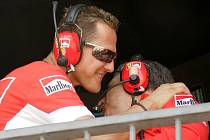 Jean Todt (vpravo) v objetí Michaela Schumachera.