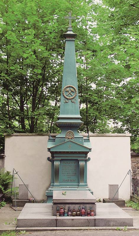 Obelisk na památku obětí důlní katastrofy z roku 1892 na příbramském hřbitově