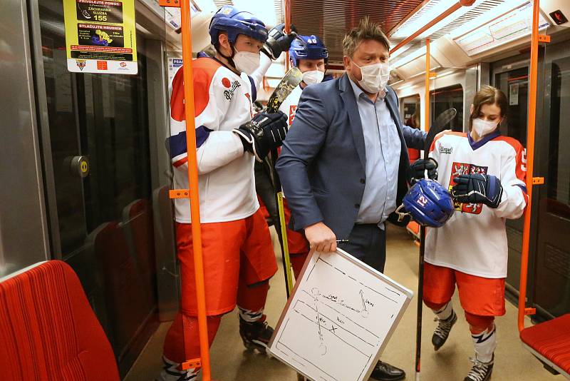 Po pražském metru se proháněli olympionici.