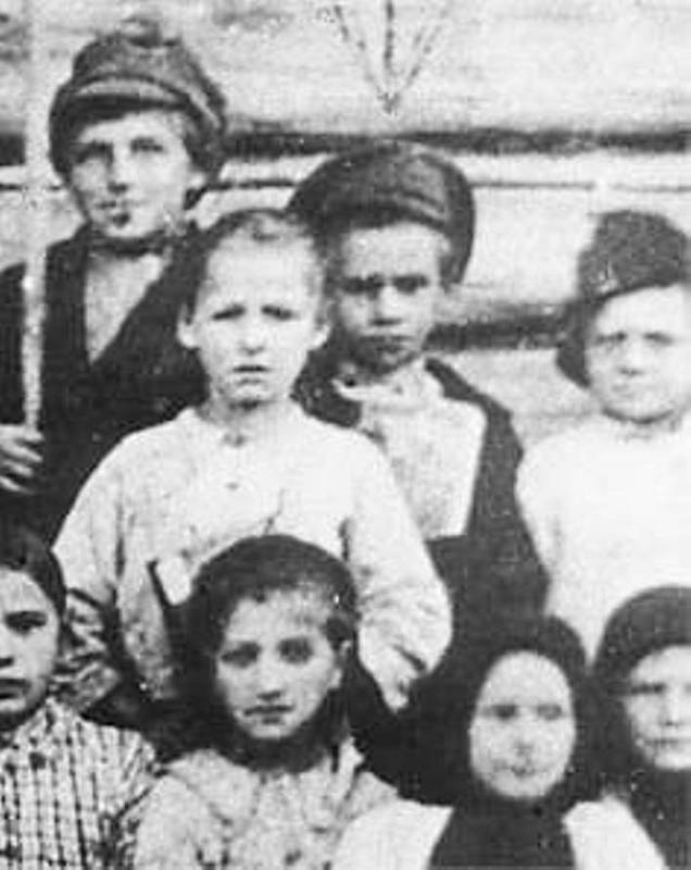 Skutečný Pavlík Morozov (v čepici uprostřed nahoře) se spolužáky v roce 1930