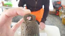 Zvon objevený při archeologických vykopávkách ve Fleet Marston, Anglie.