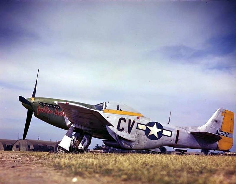 Letoun P-51 D Mustang "Jolie Helene" ze stavu 359. stíhací skupiny, 368. stíhací squadrony, 8. letecké armády USA, která operovala ze základen na Britských ostrovech