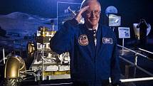 Bývalý americký astronaut z letu Apolla 16 Charles Duke, který v roce 1972 vstoupil na Měsíc, se 12. března v Praze zúčastnil zahájení výstavy Gateway to Space (Brána do vesmíru) v Křižíkových pavilonech na pražském Výstavišti.