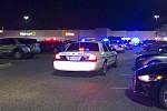 Policie před supermarketem Walmart ve městě Chesapeakev americkém státě Virginie, kde muž zahájil palbu do lidí a poté obrátil zbraň proti sobě