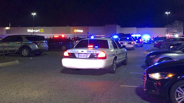 Policie před supermarketem Walmart ve městě Chesapeakev americkém státě Virginie, kde muž zahájil palbu do lidí a poté obrátil zbraň proti sobě