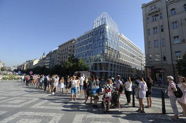 Primark v Praze otevřel. Už od rána se tvořila na Václavském náměstí fronta.