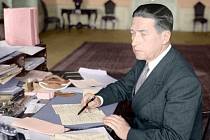 Prokop Drtina ve své kanceláři, září 1945 (kolorovaná fotografie)