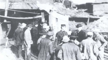 Záchranáři po výbuchu v dole Darr, k němuž došlo 19. prosince 1907. Exploze měla katastrofální následky