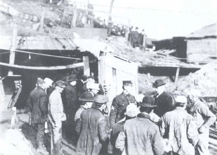 Záchranáři po výbuchu v dole Darr, k němuž došlo 19. prosince 1907. Exploze měla katastrofální následky