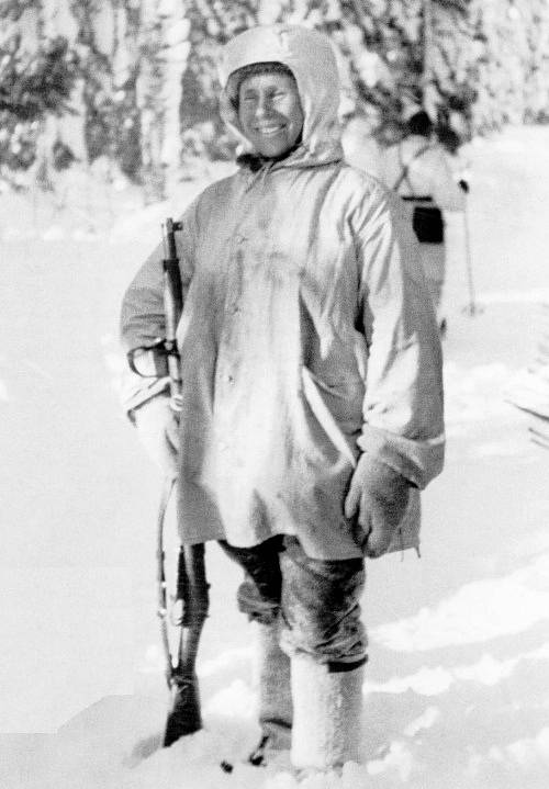 Legendou zimní války se stal odstřelovač Simo Häyhä, přezdívaný Bílá smrt