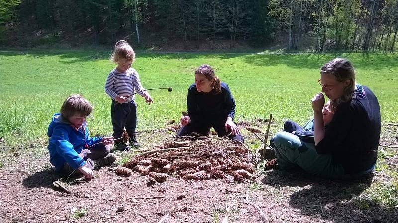 Lesní školky v Česku přibývají. Dětem přinášejí nezapomenutelné zážitky.