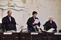 Soudkyně vynáší rozsudek, po jejích stranách stojí dvojice přísedících - Ilustrační foto