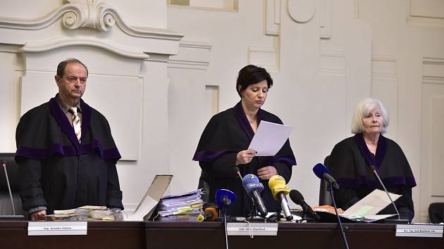 Soudkyně vynáší rozsudek, po jejích stranách stojí dvojice přísedících - Ilustrační foto
