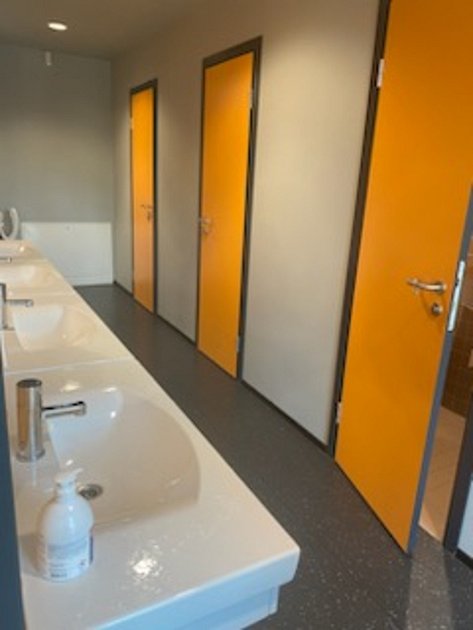 Příklady unisex toalet ve finských a estonských školách. Podle Renáty Zajíčkové tu s jejich používáním není žádný problém.