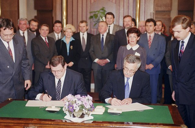 Vladimír Mečiar a Václav Klaus podepsali 29.října v Praze 16 dohodu o budoucí spolupráci mezi oběma republikami. Češi a Slováci se rozešli 1. ledna 1993