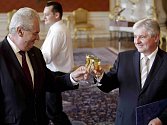 Dva muži, kteří v oblasti měnové politiky táhnou za jeden provaz: prezident Miloš Zeman a nynější guvernér ČNB Jiří Rusnok